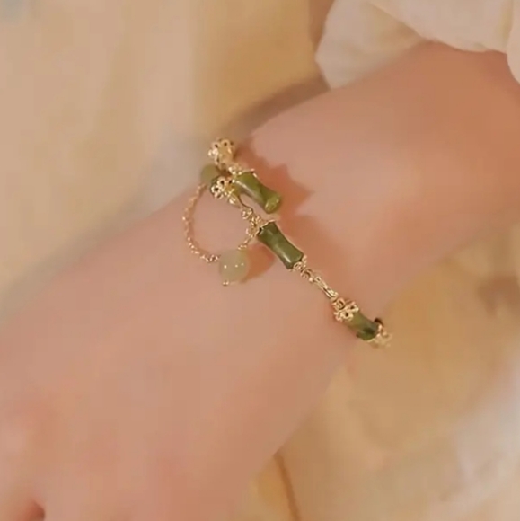 BRAND NEW ** JUST LISTED ** BEAUTIFUL WRAP AROUND BRACELET WITH SO MUCH DESIGN - Picture 3 of 4